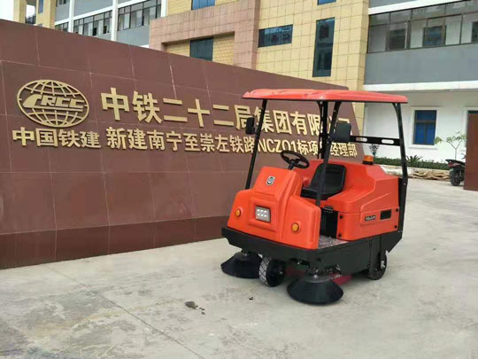 駕駛式掃地機的五大優(yōu)勢