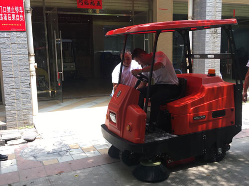 駕駛式掃地機(jī)的優(yōu)勢(shì)特點(diǎn)