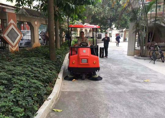 電動駕駛掃地機工作原理