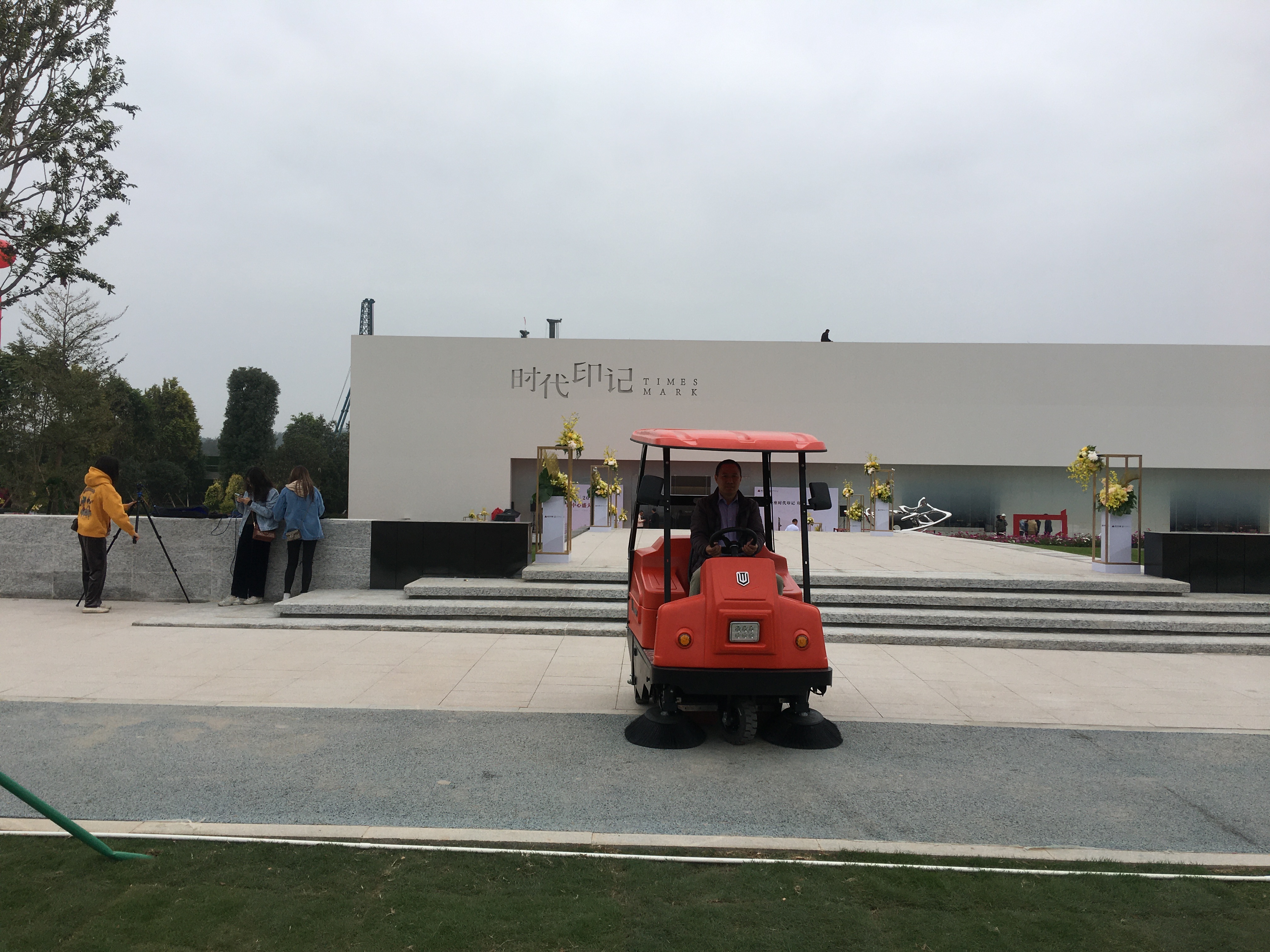 工廠掃地機(jī)為什么備受歡迎