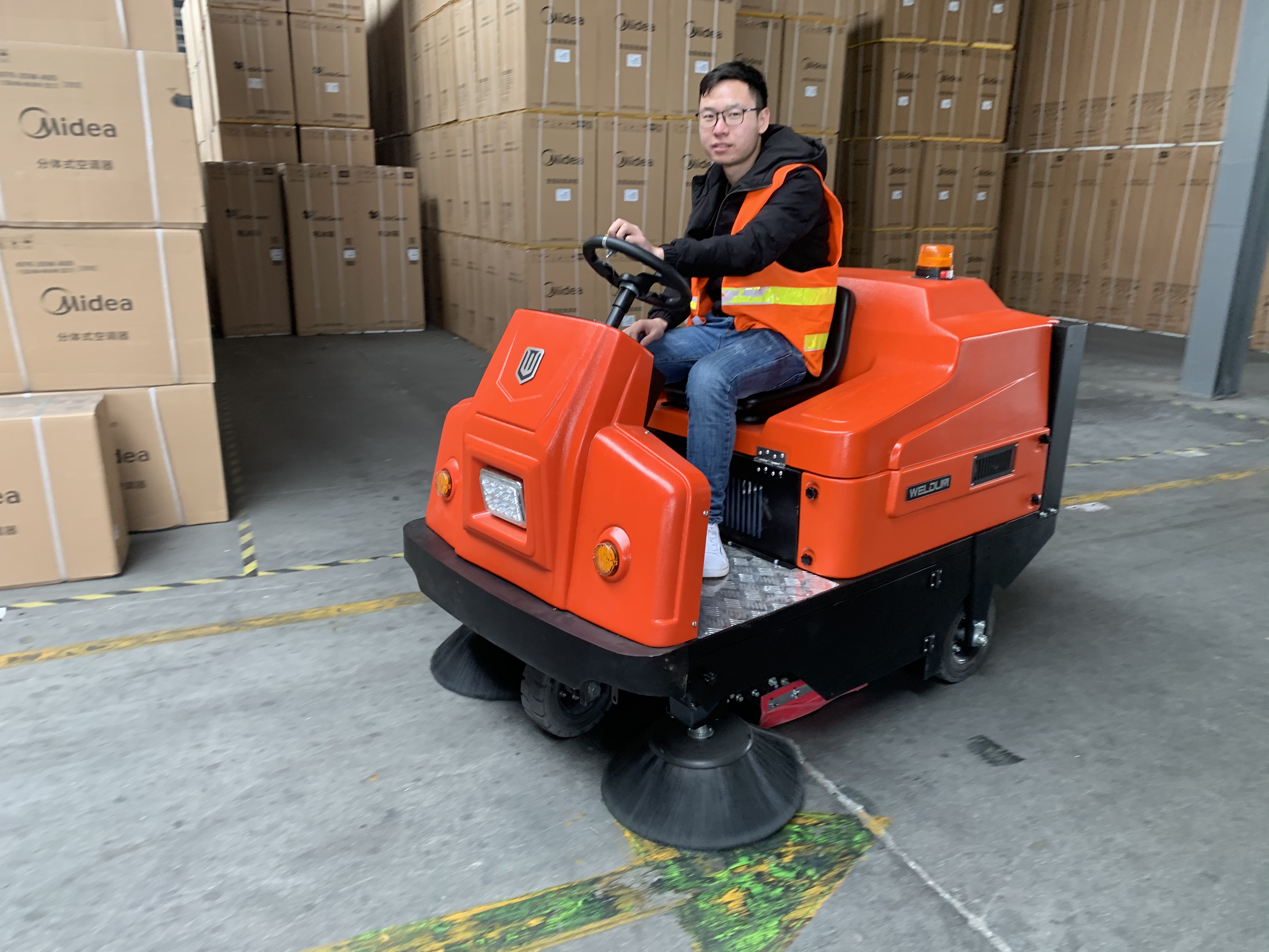 國(guó)產(chǎn)駕駛式電動(dòng)掃地車品牌那個(gè)好