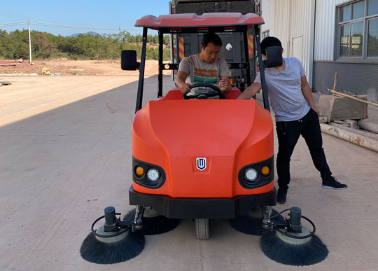 駕駛式掃地機該如何操作,工作原理是什么