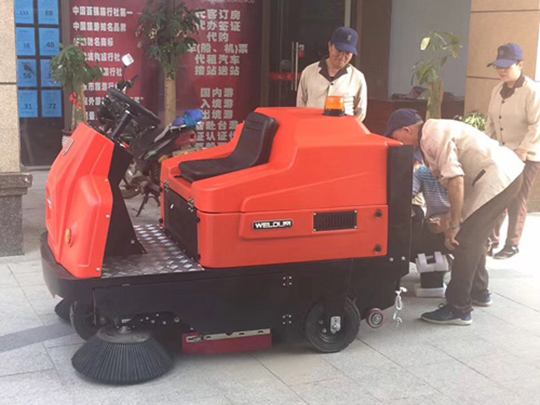 為什么電動掃地機刷子和擋皮是易損件呢