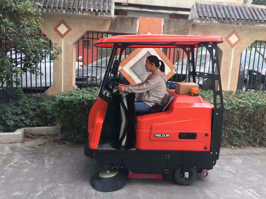 駕駛式掃地機操作簡單嗎,有哪些注意事項