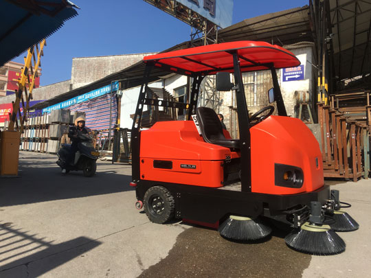 工業(yè)掃地車的作用