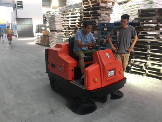 駕駛式掃地車使用方法