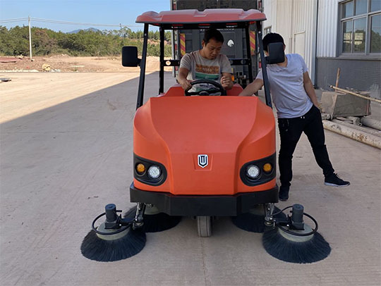 電動掃地車的毛刷需要多久更換一次