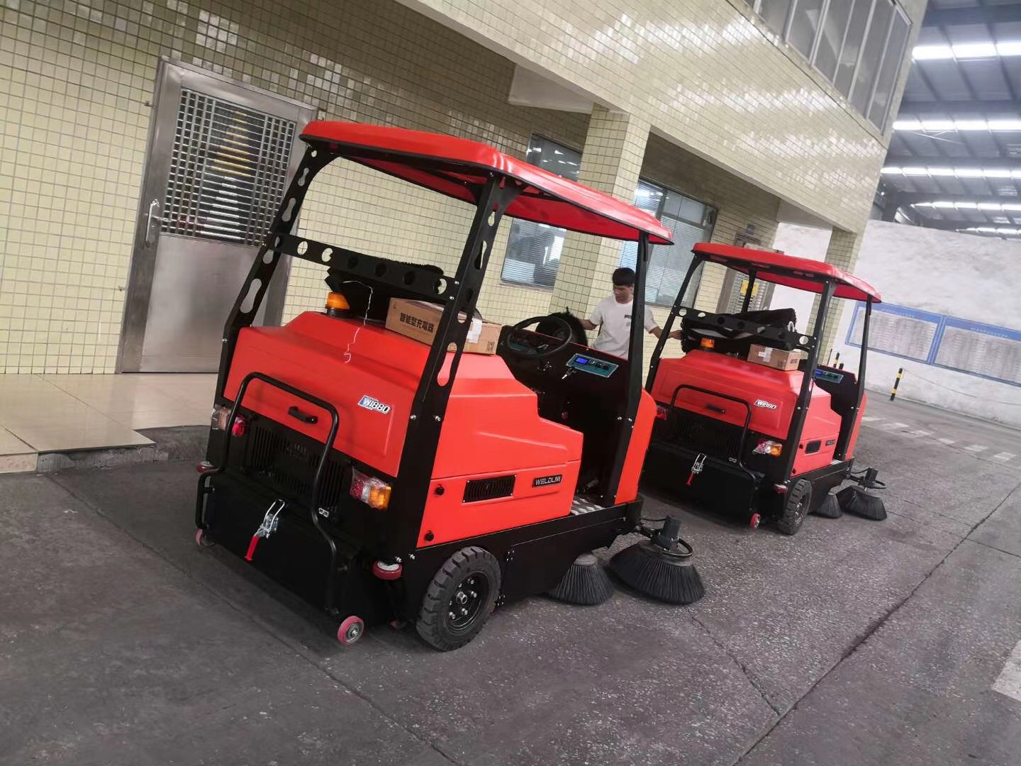 駕駛式電動掃地機怎么開