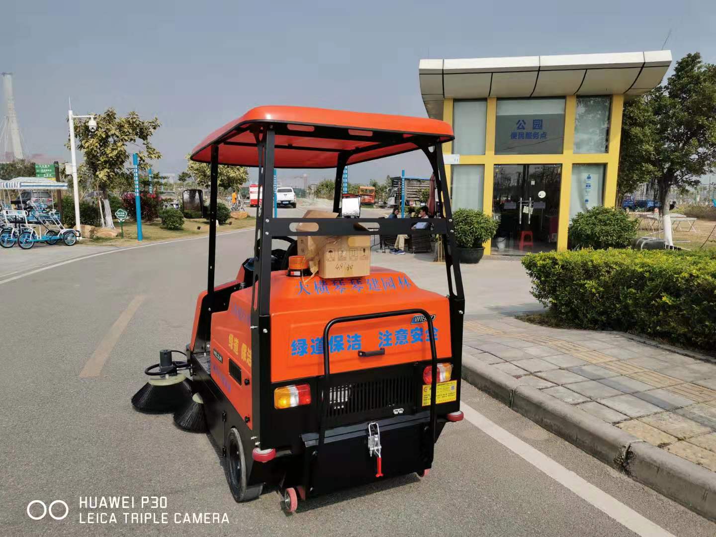 工廠掃地機(jī)大概什么價(jià)位？使用成本高不高？