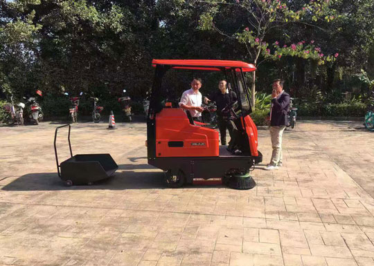 小區(qū)掃地車多少錢一輛？怎樣選購