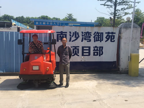 住宅小區(qū)選擇駕駛式電動掃地機(jī)的原因有哪些