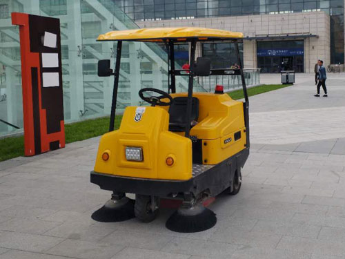駕駛式掃地機(jī)的操作使用說明與維護(hù)保養(yǎng)注意事項(xiàng)