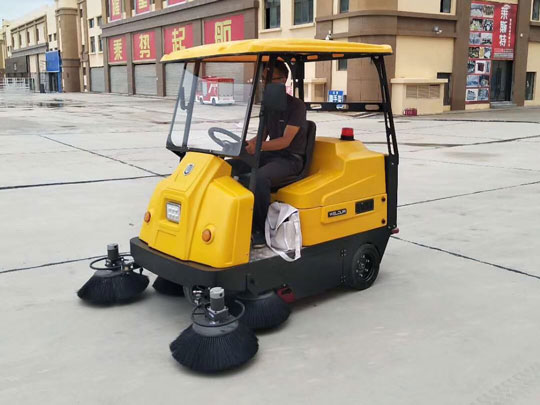 小型掃地車的優(yōu)點(diǎn)有哪些？環(huán)衛(wèi)小型掃地車價格