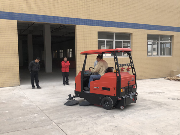 電動(dòng)掃地機(jī)