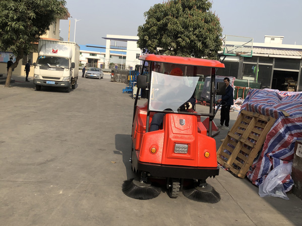 電動(dòng)掃地機(jī)