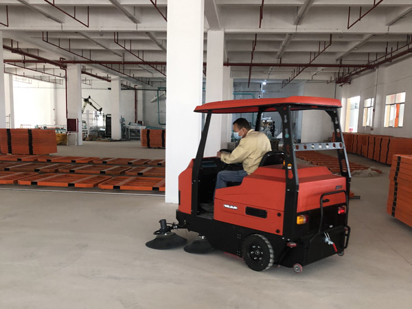 工廠掃地車多少錢(qián)一輛