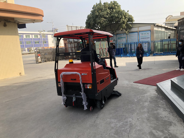 開掃地車工作怎么樣？優(yōu)勢特點說明