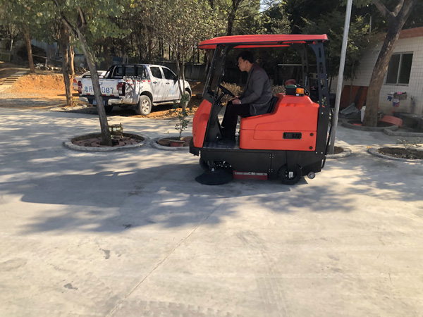 環(huán)衛(wèi)掃地車價格多少錢