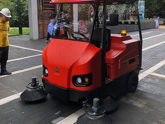 如何選擇駕駛掃地機(jī)廠家？值得購買嗎