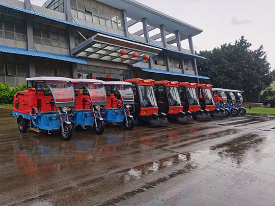 使用駕駛式電動掃地車，助力城市環(huán)衛(wèi)!