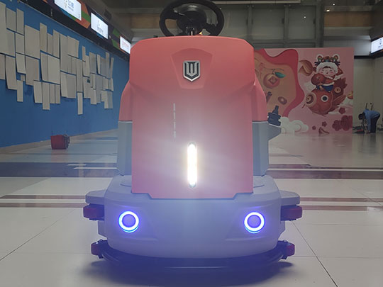 電動(dòng)洗地機(jī)在使用過(guò)程中有哪些注意事項(xiàng)